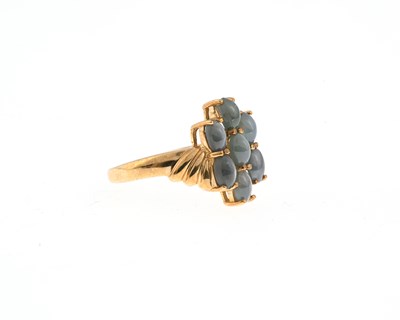 Lot 11 - A 9ct gold cat's eye alexandrite cluster ring