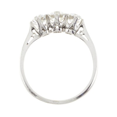 Lot 116 - A mid 20th century diamond three-stone ring