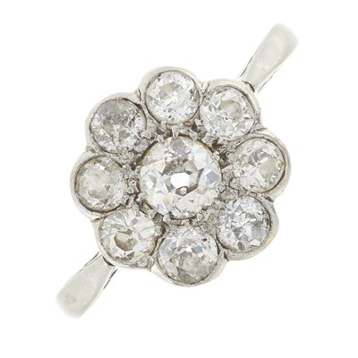 Lot 1 - An early 20th century platinum diamond cluster ring