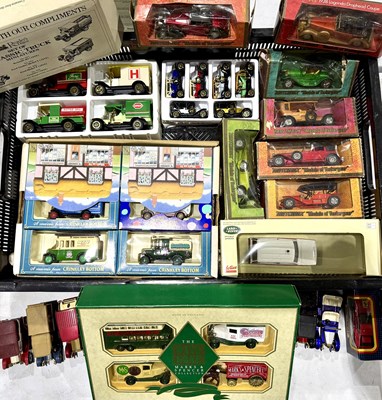 Lot 71 - A collection of diecast model cars and...