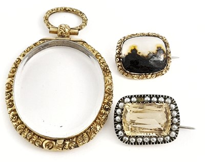 Lot 296 - A late Georgian locket pendant, a moss agate landscape brooch and another