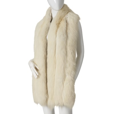 Lot 580 - An Arctic fox fur scarf.