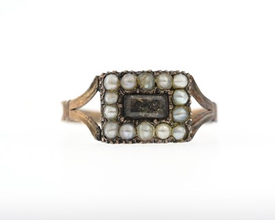 Lot 5 - A George IV split pearl and gold mourning ring,...