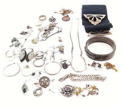 Lot 317 - A selection of silver and white metal jewellery