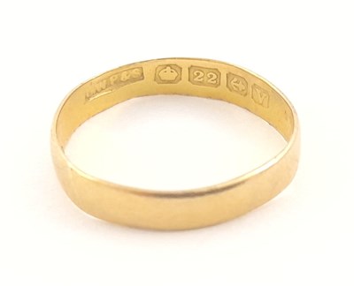 Lot 262 - A 22ct gold wedding band ring