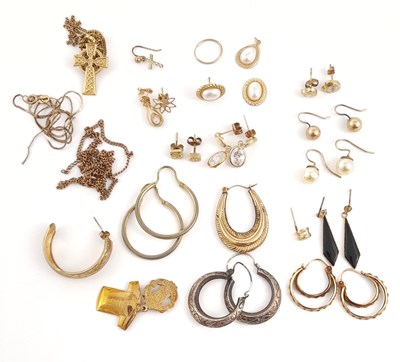 Lot 281 - A small selection of 9ct gold and yellow metal jewellery