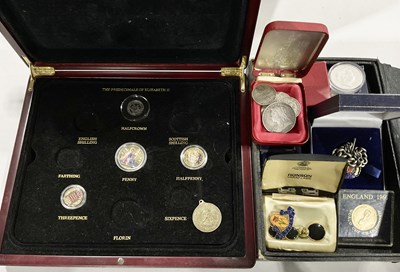 Lot 38 - A collection of coins and commemorative...