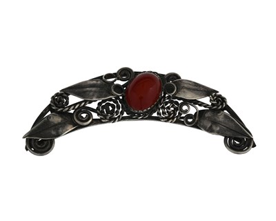 Lot 32 - An Arts and Crafts silver and carnelian brooch,...