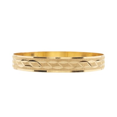 Lot 61 - An 18ct gold bangle bracelet