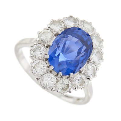 Lot 92 - An 18ct gold and platinum unheated Sri Lankan sapphire and diamond cluster ring