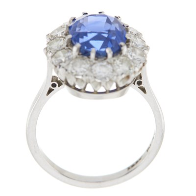 Lot 92 - An 18ct gold and platinum unheated Sri Lankan sapphire and diamond cluster ring