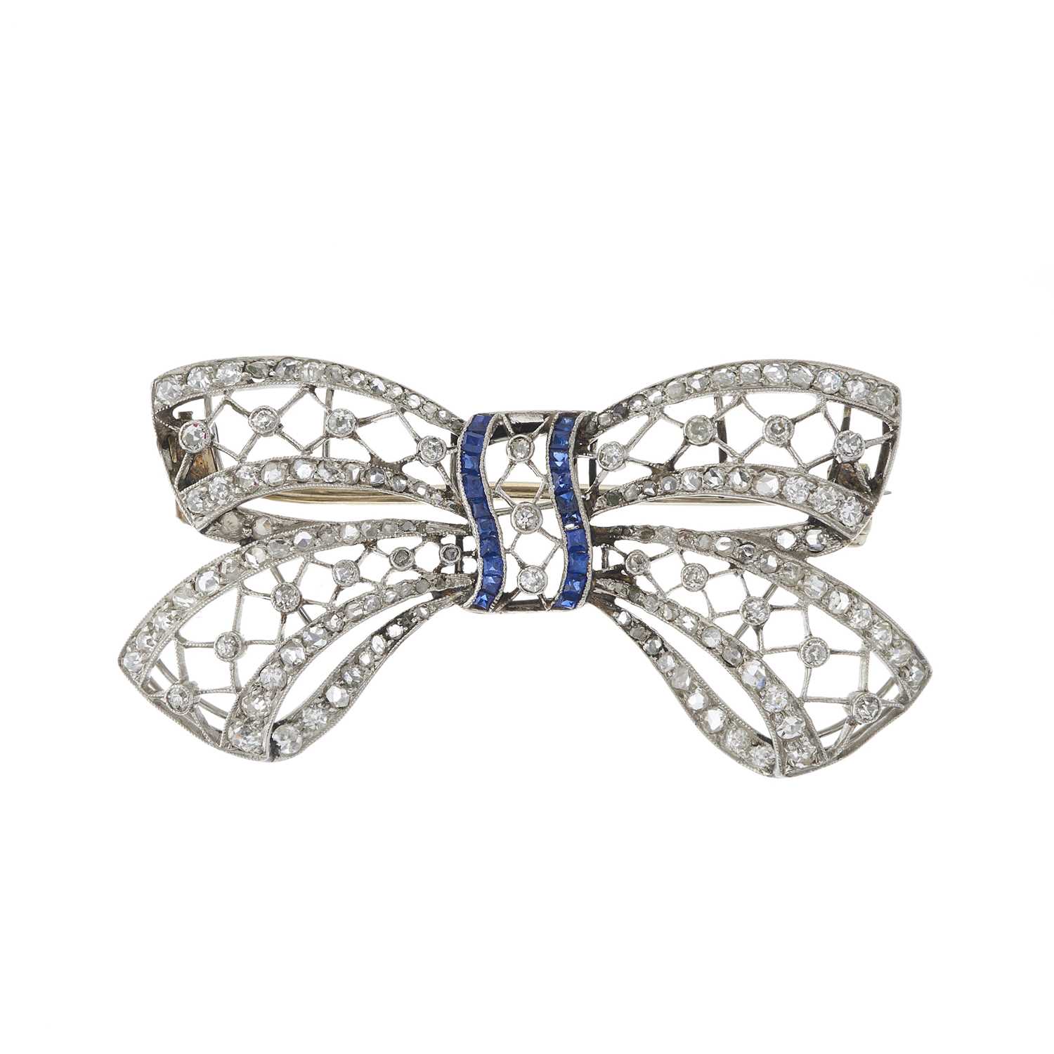 Lot 24 - An Edwardian vari-cut diamond and calibre-cut...