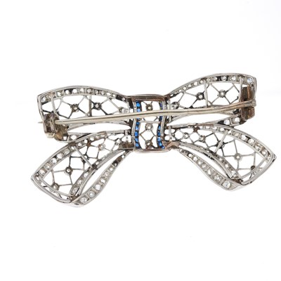 Lot 24 - An Edwardian vari-cut diamond and calibre-cut...