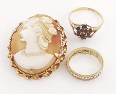 Lot 271 - Two 9ct gold rings and a 9ct cameo brooch