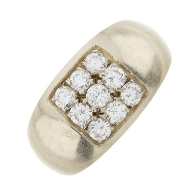 Lot 237 - An 18ct gold diamond cluster band ring