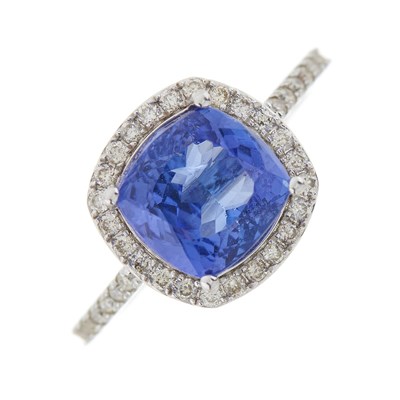 Lot 204 - An 18ct gold tanzanite and diamond cluster ring