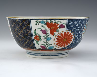 Lot 672 - A Worcester polychrome bowl, pseudo Chinese...