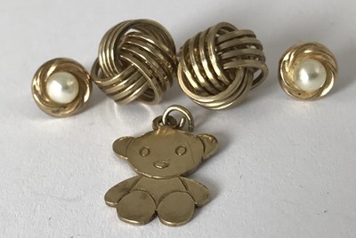 Lot 285 - Two pairs of 9ct gold earrings and a 9ct gold teddy bear charm