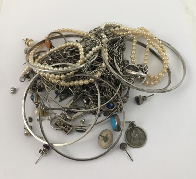 Lot 292 - A quantity of silver and white metal jewellery