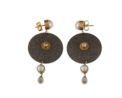 Lot 75 - Wendy Ramshaw, a pair of 18ct gold Wedgwood basalt, moonstone and pearl earrings