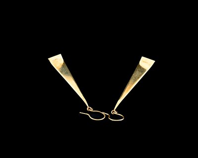 Lot 70 - Lesley Craze, a pair of 18ct gold tapered earrings