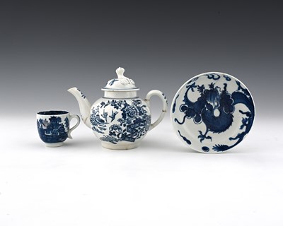 Lot 667 - Three items of Lowestoft blue and white...