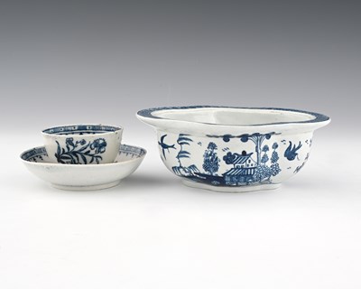 Lot 668 - Two items of 18th century blue and white...