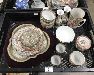 Lot 2 - A small quantity of oriental ceramics, to...