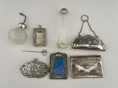 Lot 327 - A small quantity of items to include a silver...