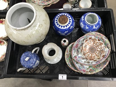 Lot 1 - A small quantity of oriental ceramics, to...