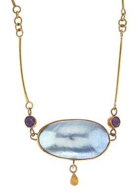 Lot 148 - An 18ct gold mabe pearl and amethyst necklace,...