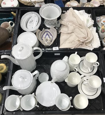 Lot 11 - A collection of ceramics to include part tea...