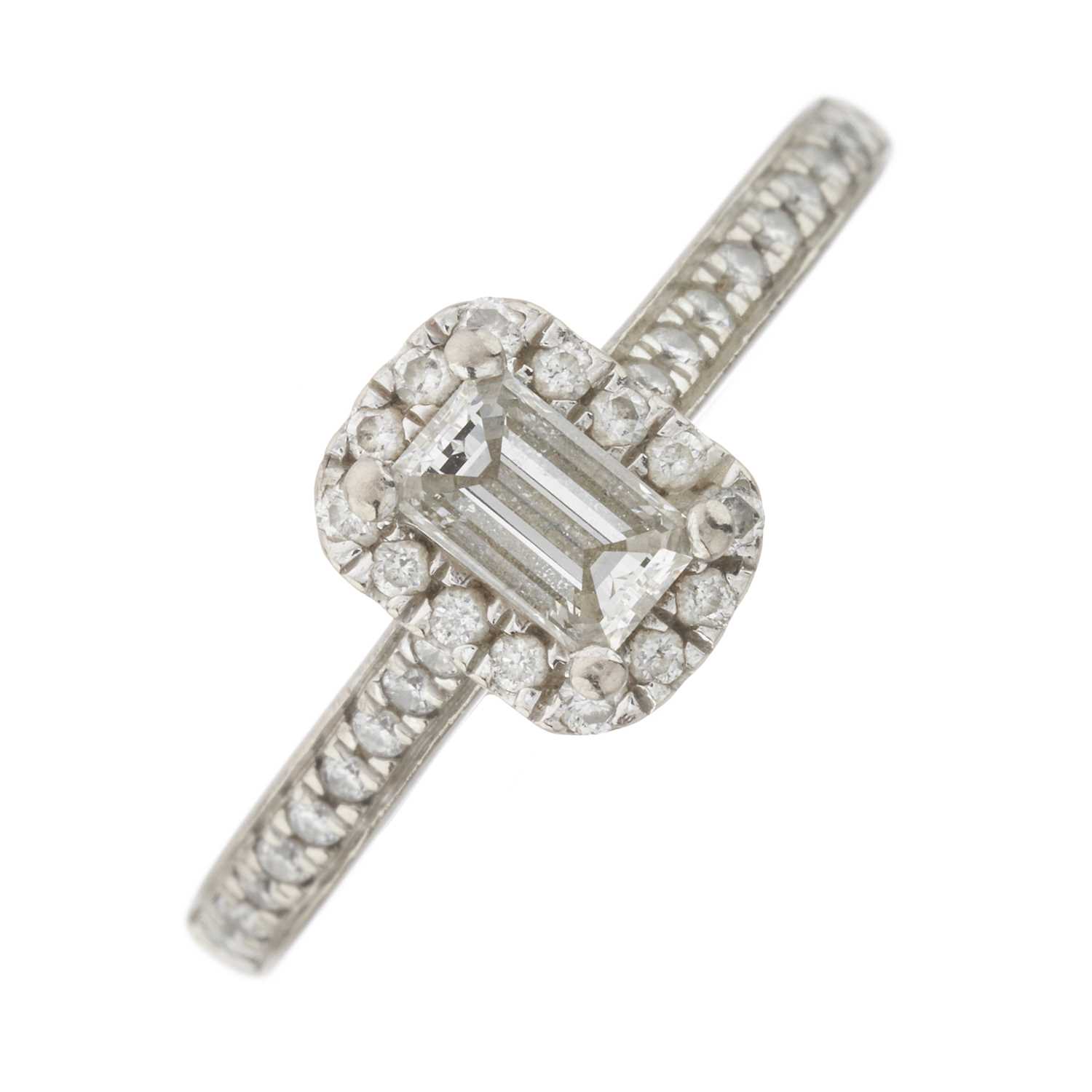 Lot 162 - An 18ct gold diamond cluster dress ring