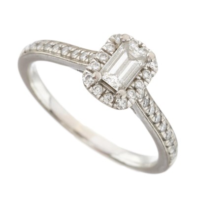 Lot 162 - An 18ct gold diamond cluster dress ring