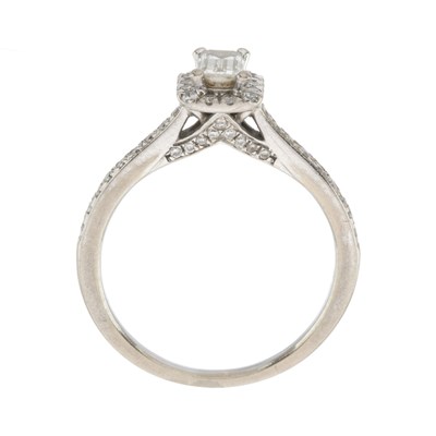 Lot 162 - An 18ct gold diamond cluster dress ring