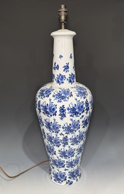 Lot 629 - A blue and white transferware table lamp,...