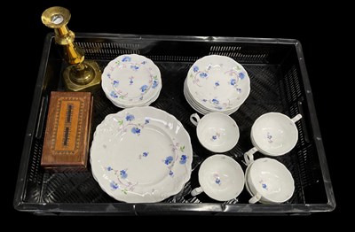 Lot 91 - A small quantity of porcelain plates, teacups,...