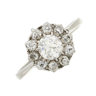 Lot 3 - An early 20th century old-cut diamond cluster ring