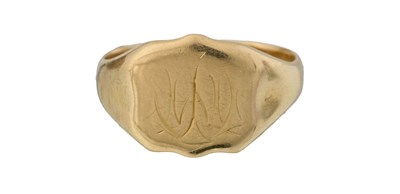 Lot 426 - An 18ct gold shield-shape signet ring, 5.4g