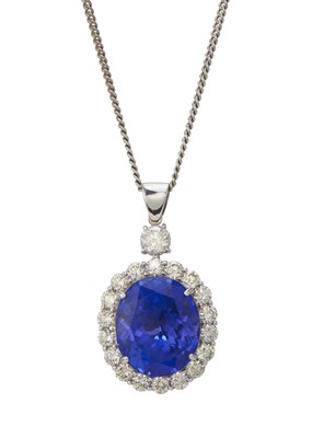 Lot 66 - An impressive 18ct gold tanzanite and diamond cluster necklace