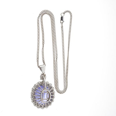 Lot 66 - An impressive 18ct gold tanzanite and diamond cluster necklace