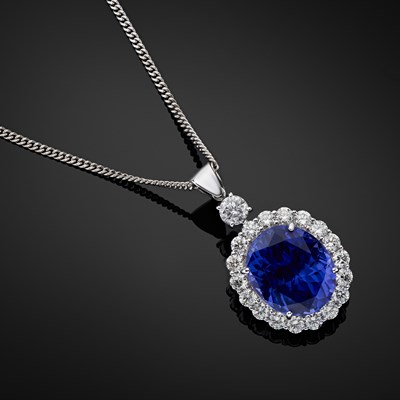 Lot 66 - An impressive 18ct gold tanzanite and diamond cluster necklace