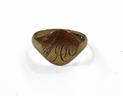 Lot 392 - A 9ct gold signet ring