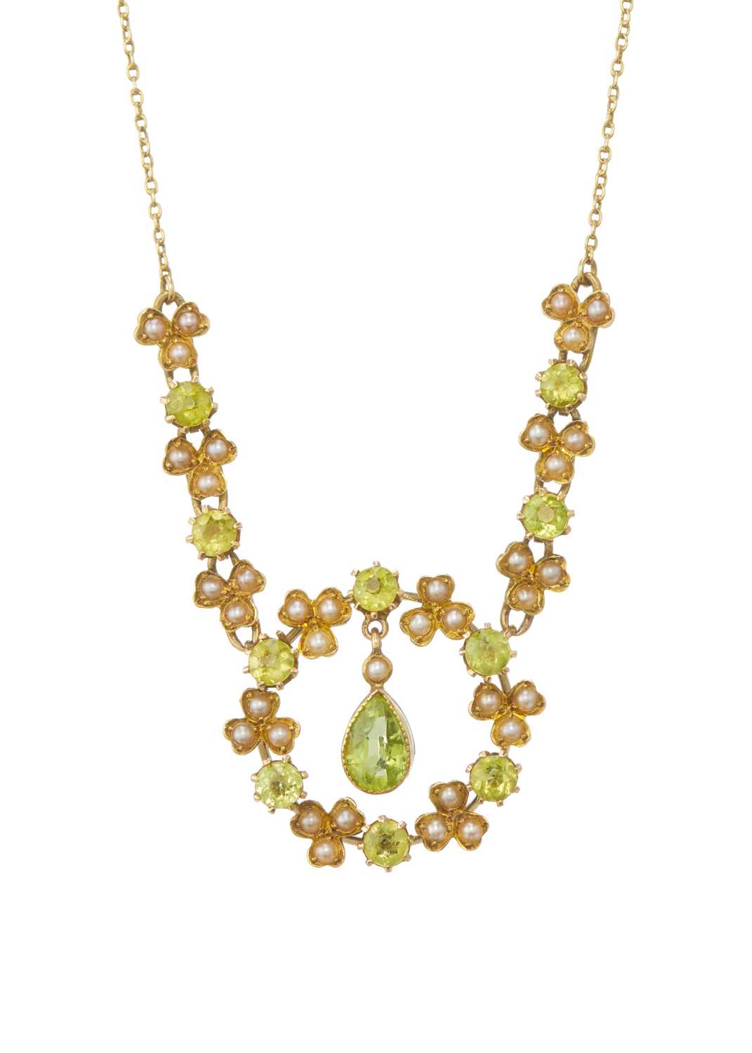 Lot 13 - An Edwardian 15ct gold peridot and split pearl necklace