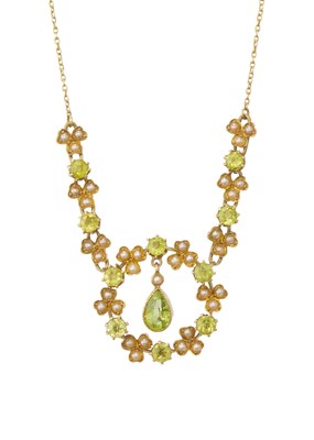 Lot 13 - An Edwardian 15ct gold peridot and split pearl necklace