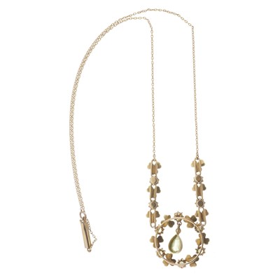 Lot 13 - An Edwardian 15ct gold peridot and split pearl necklace
