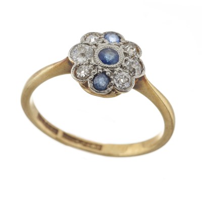 Lot 9 - An Edwardian 18ct gold and platinum sapphire and diamond floral cluster ring