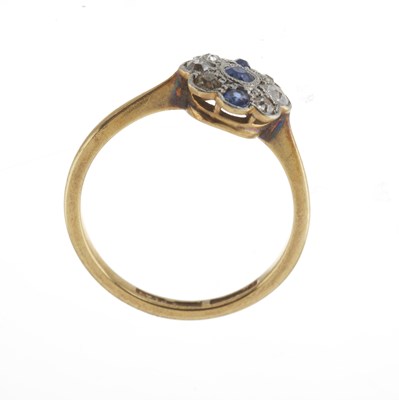 Lot 9 - An Edwardian 18ct gold and platinum sapphire and diamond floral cluster ring