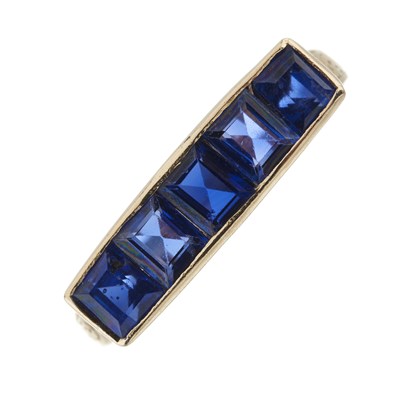 Lot 7 - An Edwardian gold sapphire five-stone ring