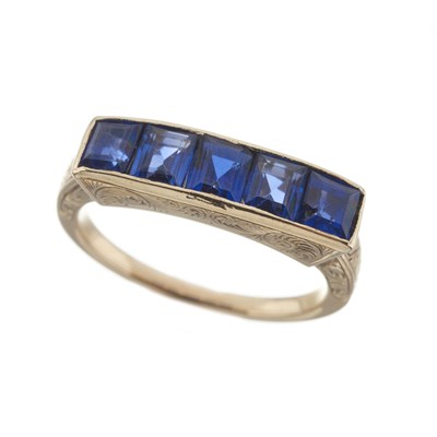 Lot 7 - An Edwardian gold sapphire five-stone ring